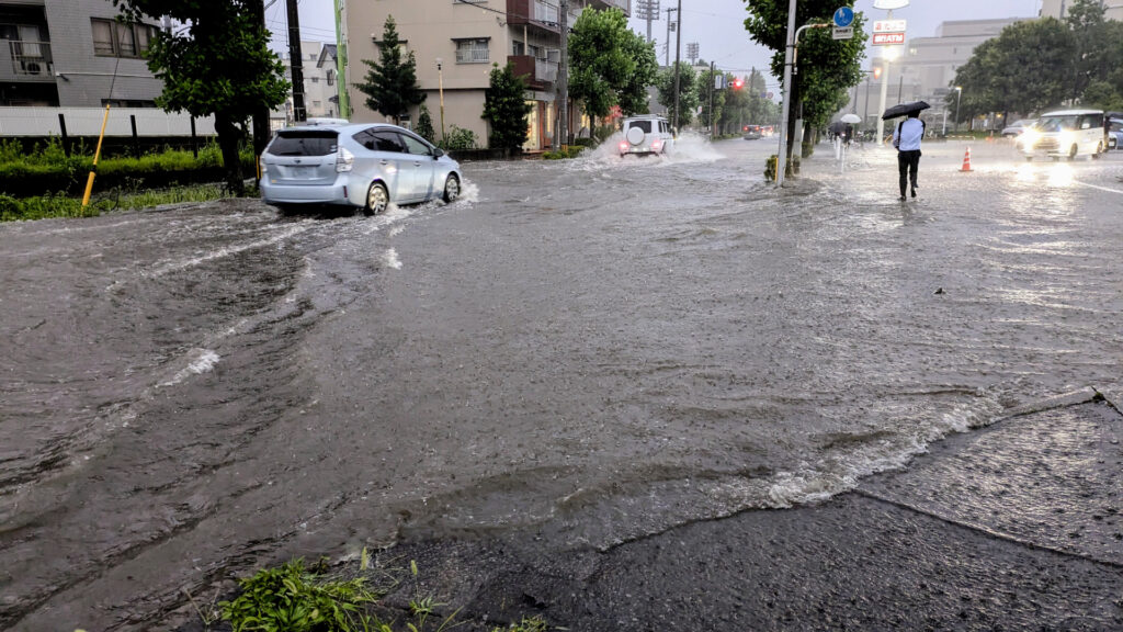 冠水した道路を走行する車