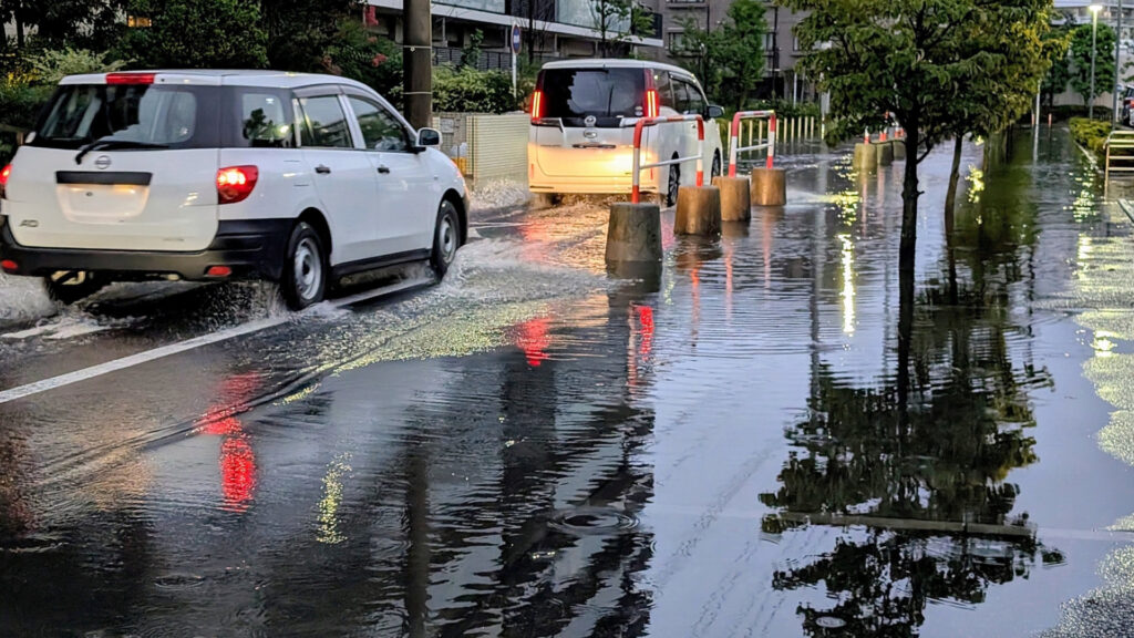 冠水している道路を走行する車