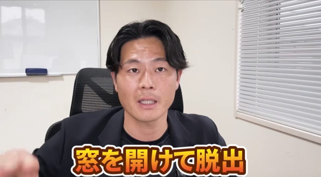 冠水時、ドアが開かない場合は、ドアが開かない場合は窓から脱出することを説明するフレスタ安全運転教習所の代表矢久保真