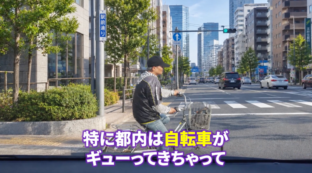 一時停止の標識がない場合でも、自転車の急な飛び出しに備えてすぐ停まれる準備をしておくことが重要であることを示す画像