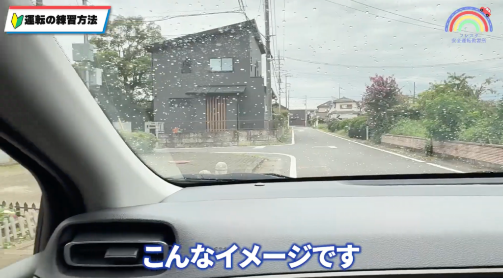 20年ぶりに運転再開する人におすすめの道路環境を紹介する様子