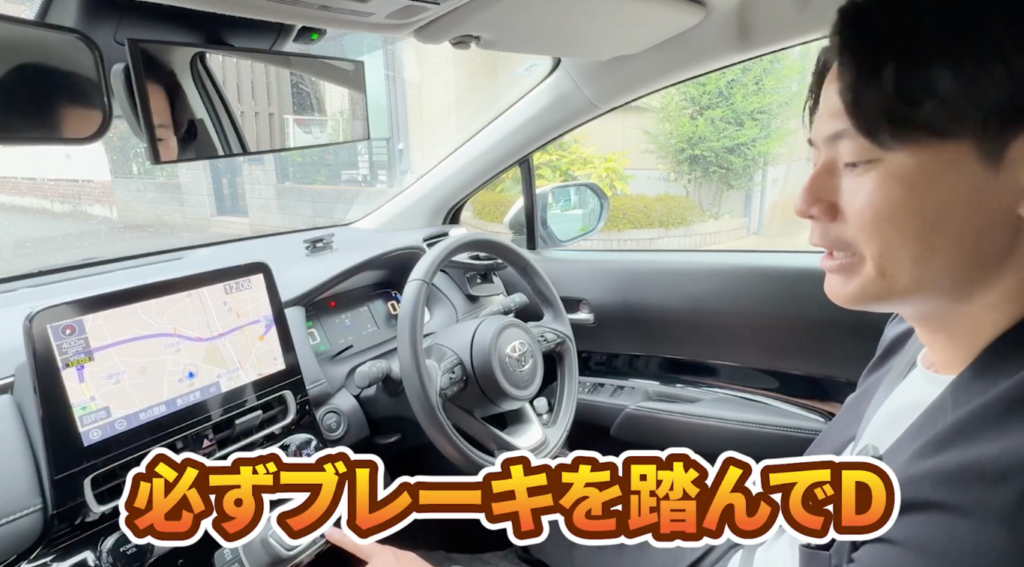 必ずブレーキペダルを踏みながら、シフトレバーをDに入れ車を動かす方法を説明するフレスタ安全運転教習所の代表矢久保真