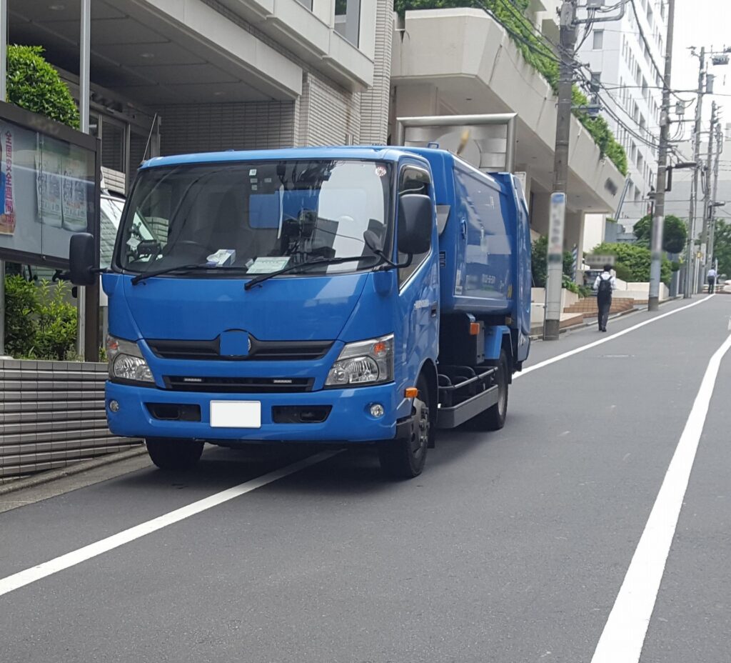 ゴミ収集車が停車中の道路