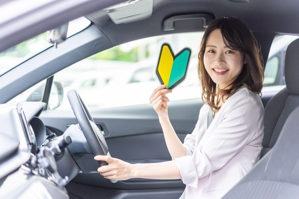 初心者マーク持つ女性