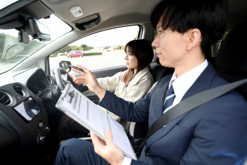 ペーパードライバー講習を受講する女性ドライバー