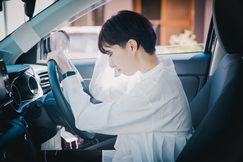 運転練習を頑張っているけど、なかなか上達しないペーパードライバーの女性
