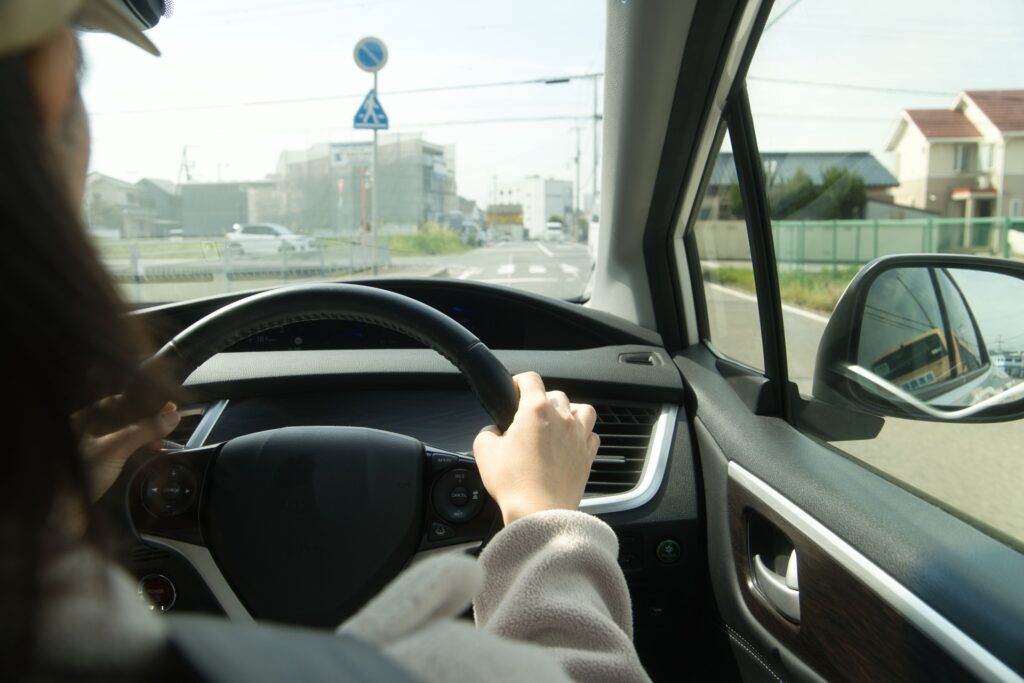 ペーパードライバーの女性が運転する画像