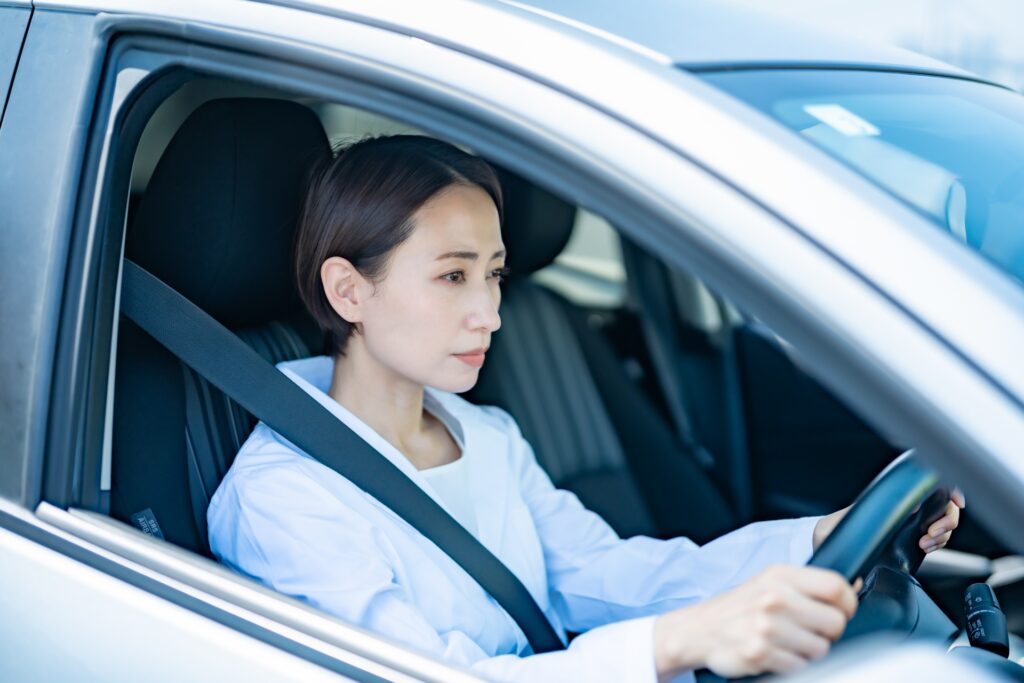 独学でペーパードライバーを克服しようとする女性