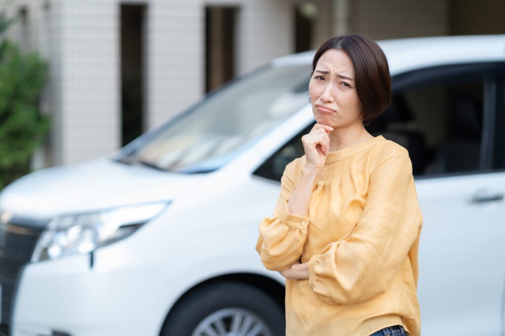 運転時に初心者マークをつけて走行しても大丈夫か気になるペーパードライバーの女性